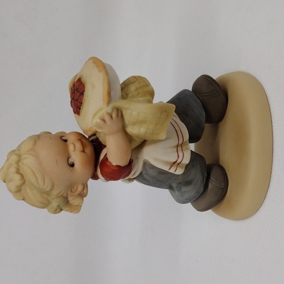Vintage Enesco Special Edition 1989 Girl with Pie Porcelain Figurine - Picture 2 of 13